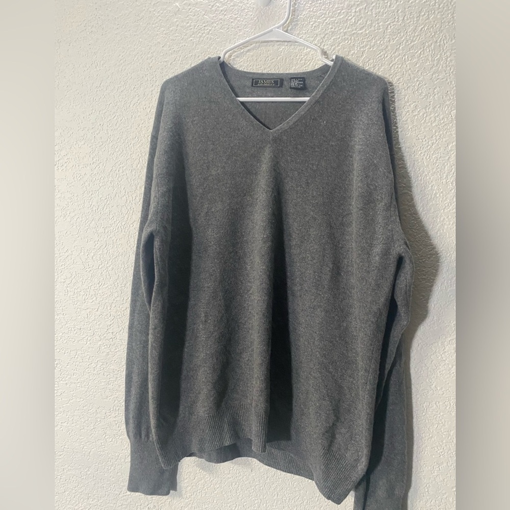 Classic V-Neck 100% Cashmere Sweater in Charcoal Gray